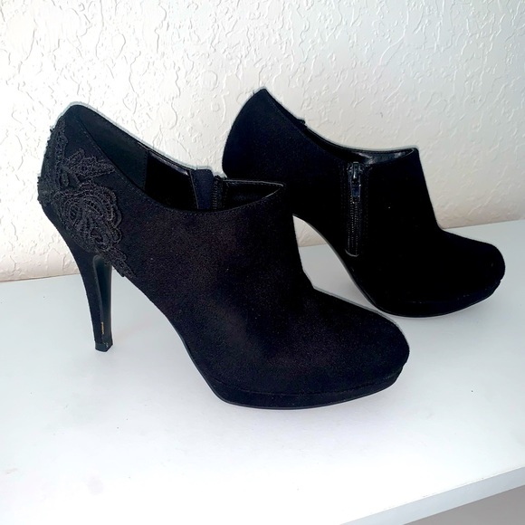 Shoes - 🌸Black Suede Heel Anole Booties with Floral Appliqué